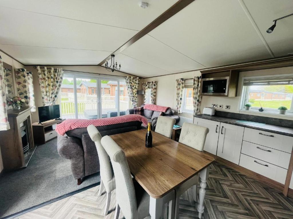 Lakeside Escape With Hot Tub York Exterior foto