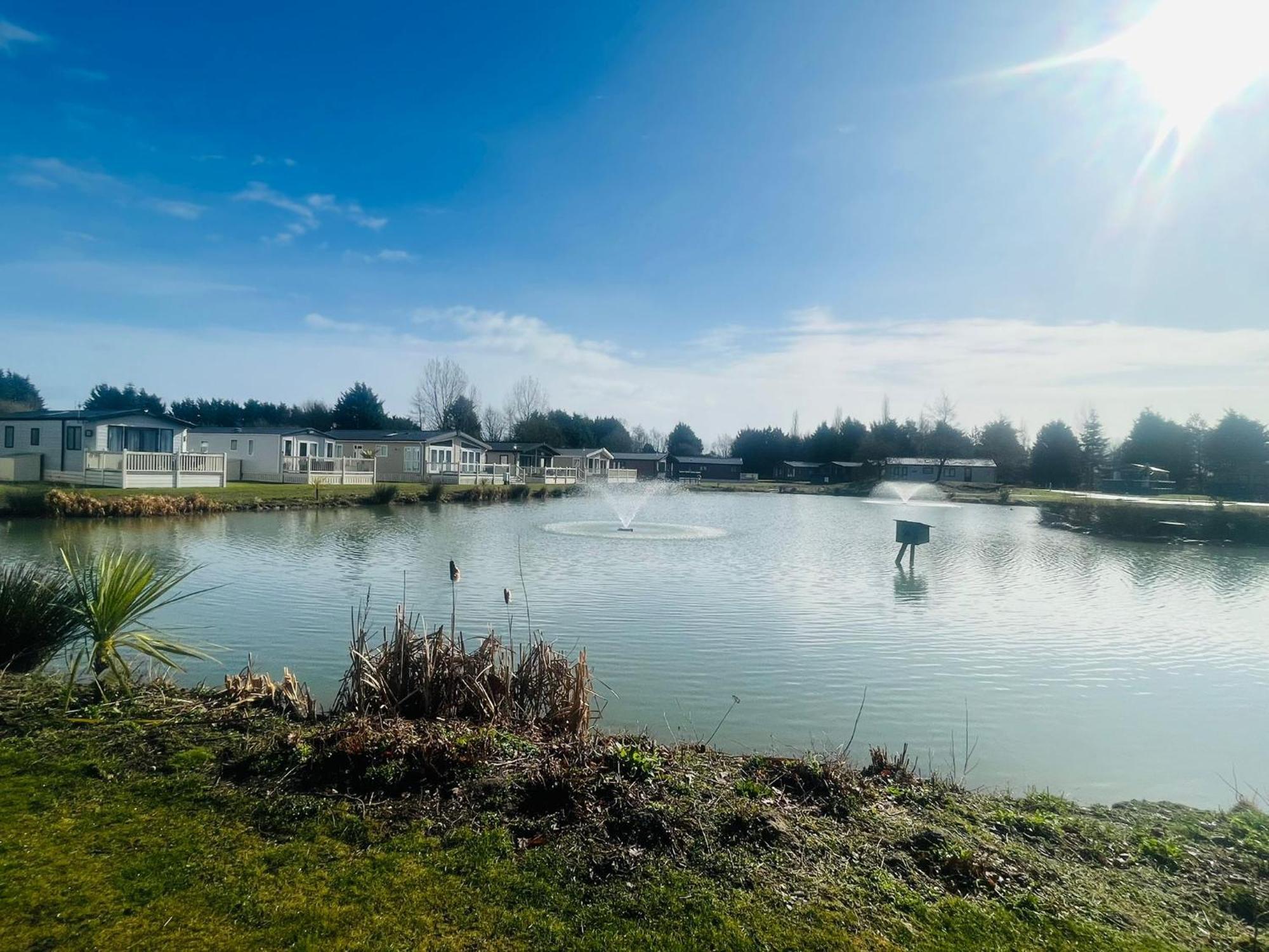Lakeside Escape With Hot Tub York Exterior foto